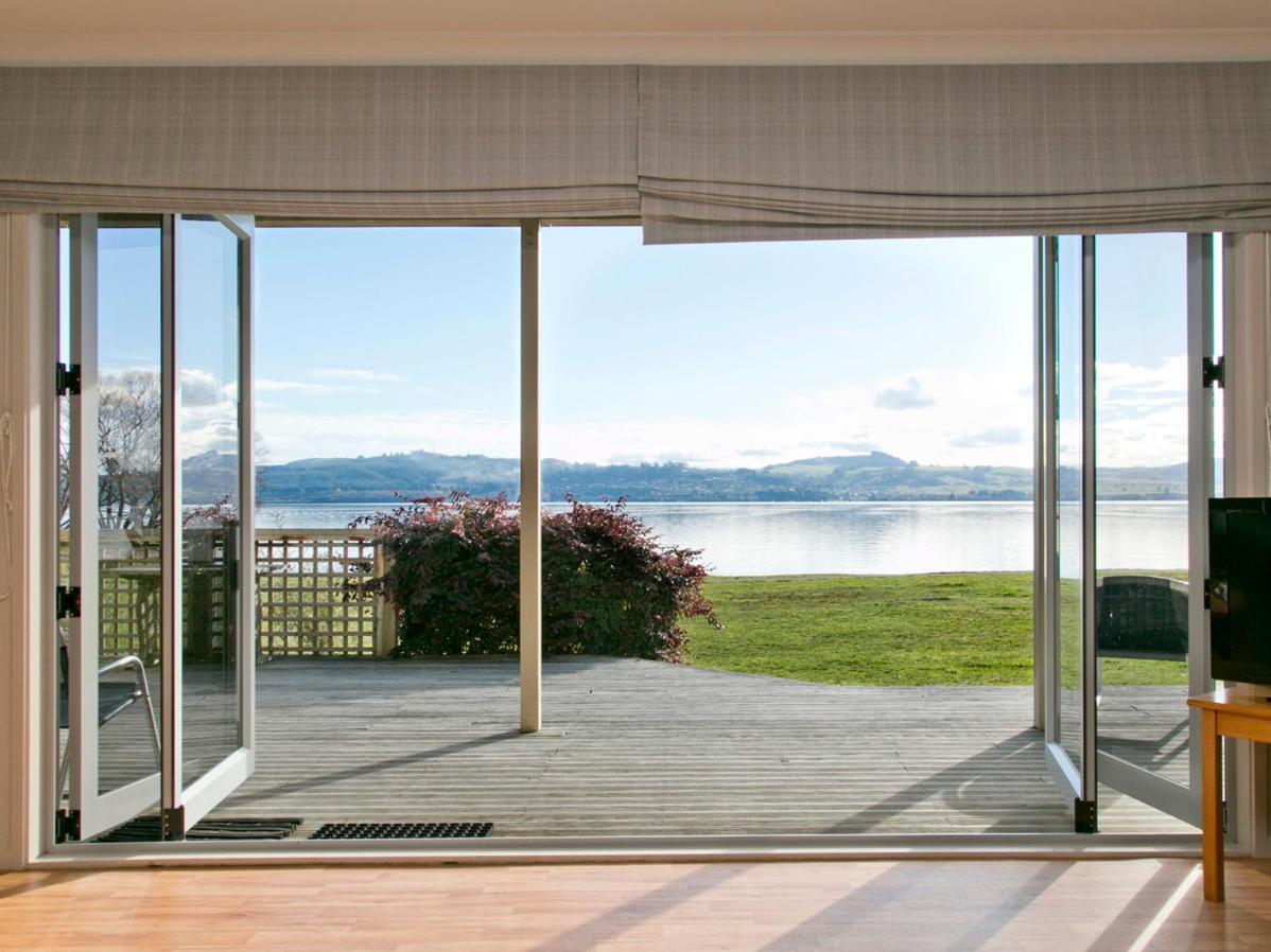 Lakeside Vistas Magic - Rainbow Point Home タウポ エクステリア 写真